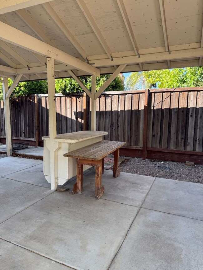 Building Photo - 1562 Oakroyal Dr