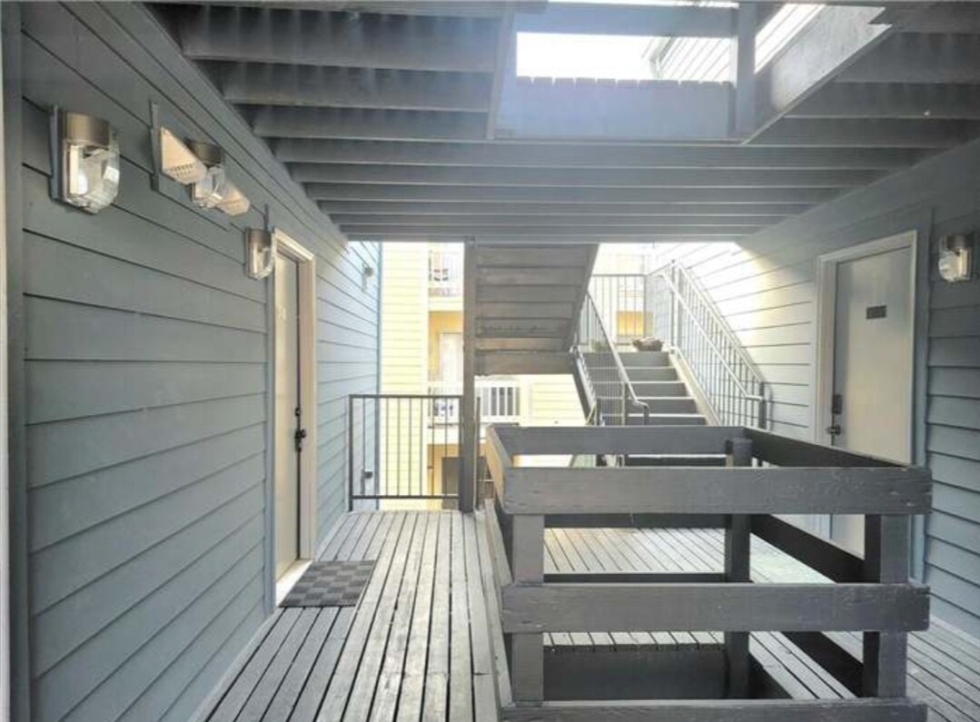 Building Photo - 4833 Zenith St