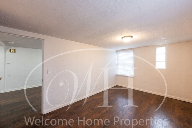 Building Photo - 310 SE 6th St