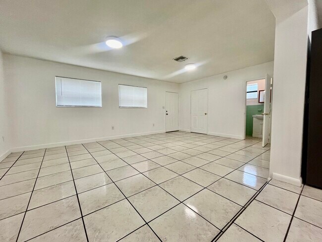 Building Photo - 395 Schoolhouse Ln