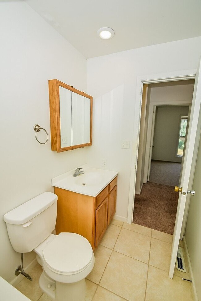 Building Photo - 2225 Yorktowne Dr