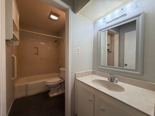 Building Photo - THREE BEDROOM TWO BATH TWO CAR GARAGE