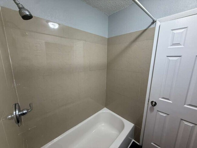 Building Photo - Cute & Cozy 2/1.5 Move In Ready Apply for FREE This Holiday Season!