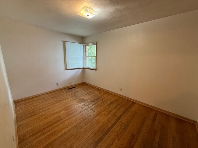Building Photo - 3 Bedroom House Close to Ross-Ade and Mackey---WAIVED APPLICATION FEES!