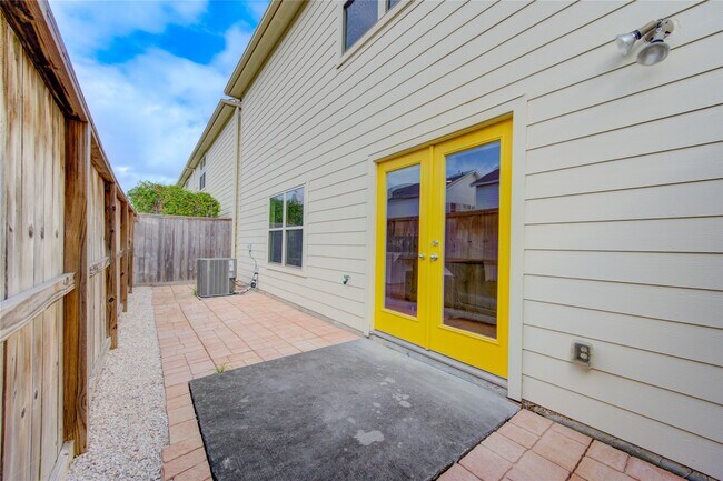 Building Photo - 3707 Main Poplar Dr