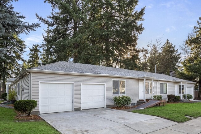 Building Photo - Spacious 2bedroom 1 bath in well maintained 4 Plex!