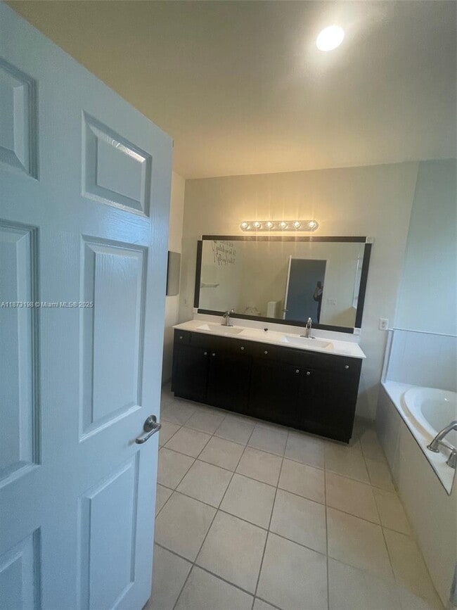 Building Photo - 3114 SE 3rd Dr