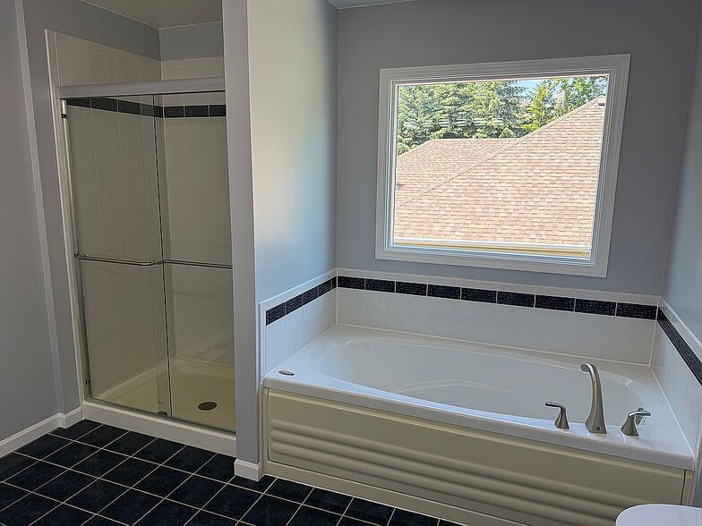 Building Photo - 667 Indian Ridge Dr