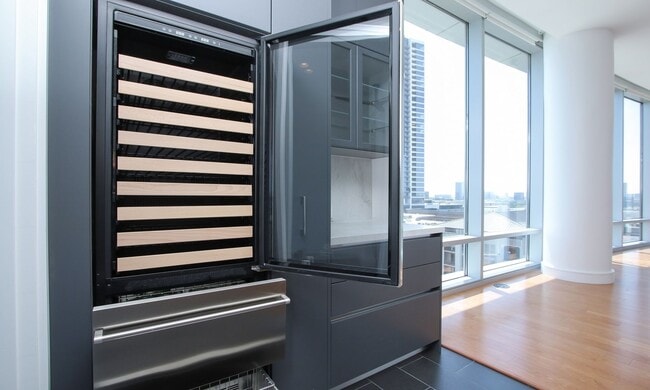 Building Photo - Exquisite Luxury high-rise 2 bedroom, 2bat...