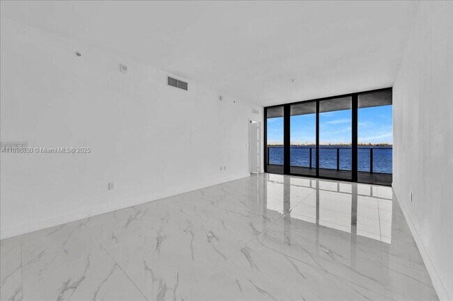 Building Photo - 700 NE 24th St