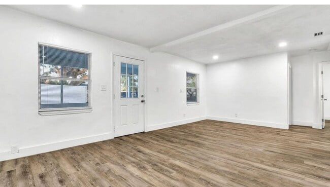 Building Photo - 4/2 ST Pete Home Available Now