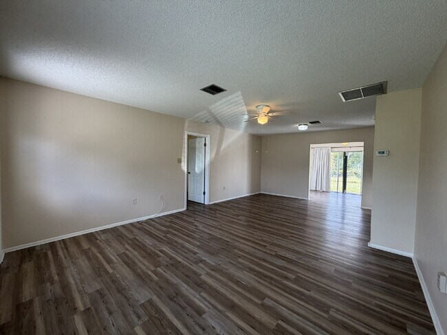 Building Photo - "Charming 1-Bed Oasis in Warm Mineral Springs - Cozy Living with 909 Sq Ft of Comfort!"