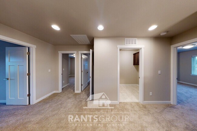 Building Photo - Easy freeway access! Newer subdivision!