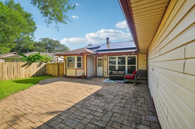 Building Photo - 15126 Silverman St