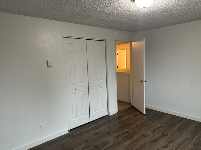 Building Photo - Large 3 bedroom 1 1/2 bathroom duplex with...