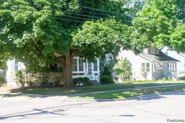 Building Photo - 703 1st St