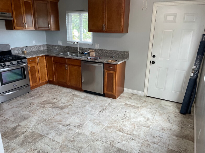 Building Photo - 5843 Myrtle Ave