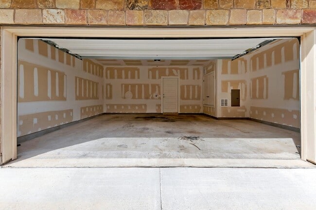 Building Photo - 13800 Lyndhurst St