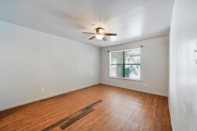 Building Photo - 1130 Bois D'Arc St