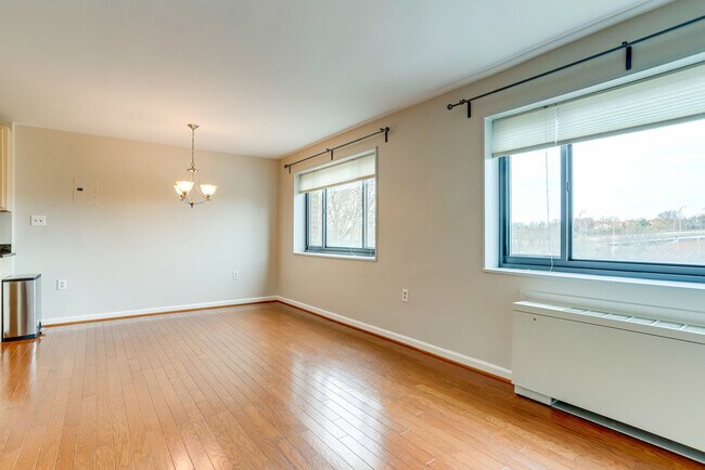 Building Photo - 1300 S Arlington Ridge Rd
