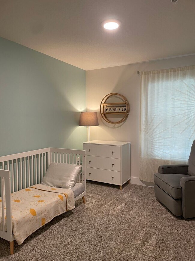 Building Photo - Splendid Townhouse, Community Pool & Dog Park!