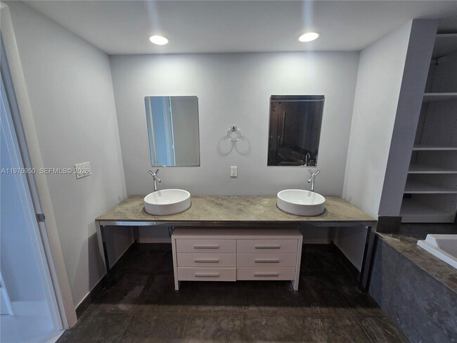 Building Photo - 475 Brickell Ave