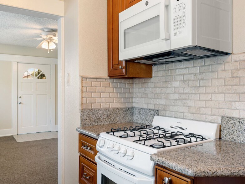 Building Photo - 1460 Gaviota Ave