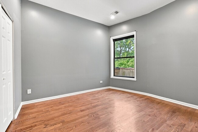 Building Photo - 4834 S Prairie Ave