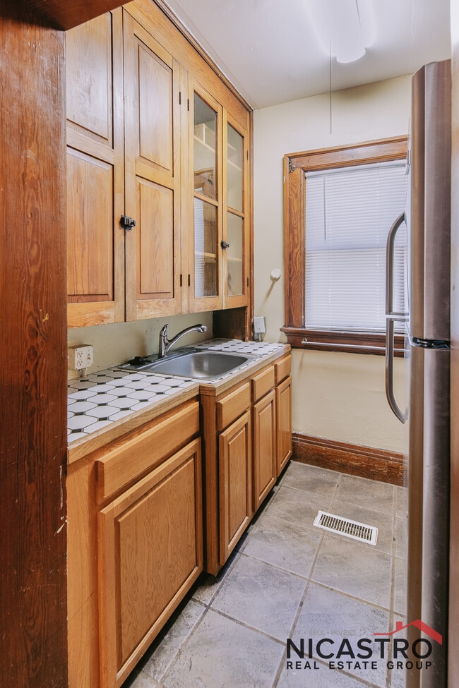 Building Photo - 182 E Lane Ave