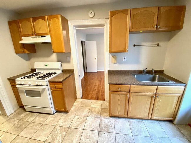 Building Photo - 209.5 Warren St