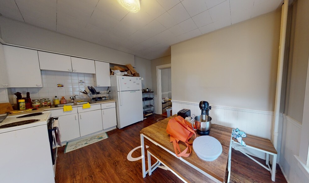 Building Photo - 8A Forest St