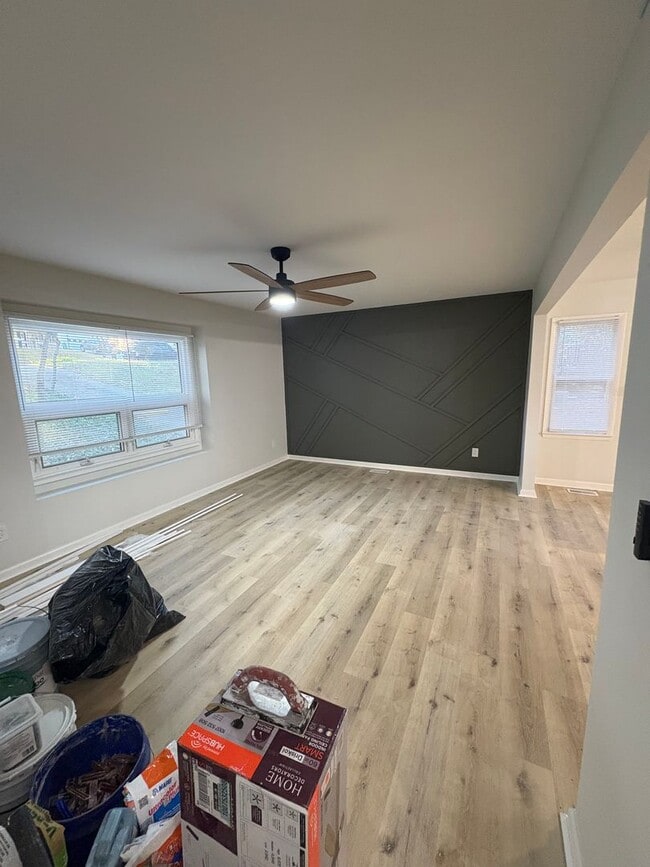 Building Photo - 3 bedroom/ 2 bathroom Newly renovated sing...