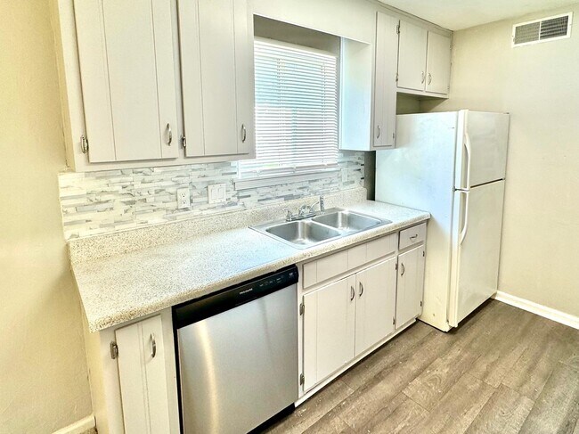 Building Photo - 1401 Lazy Brook