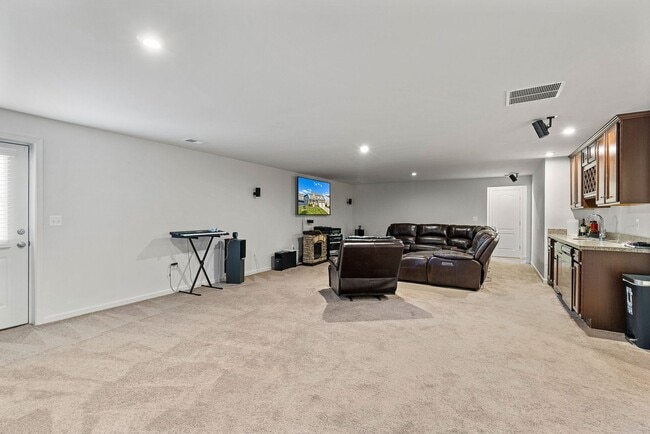 Building Photo - EMBREY MILL - STAFFORD - HUGE 6 BEDROOM HOME