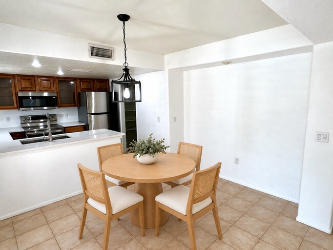 Building Photo - Welcome to this charming 2-bedroom, 2-bath condo in a gated Ventana Condominiums