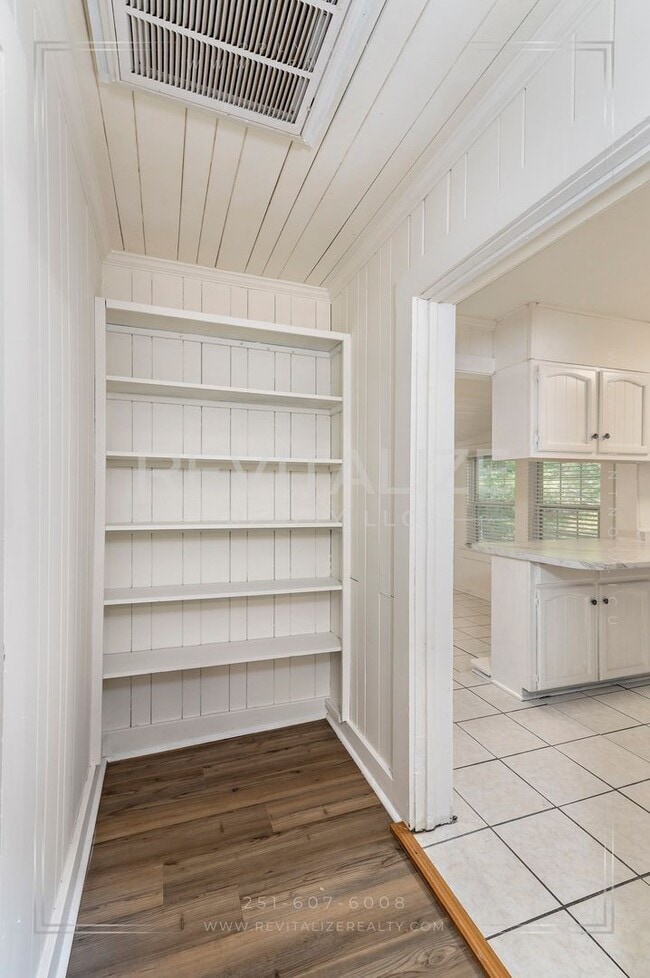 Building Photo - Adorable 3 Bed 2 Bath Cottage with Double ...