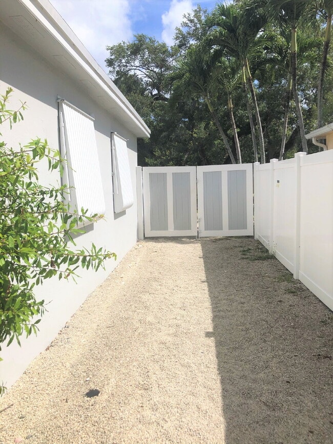 Building Photo - Charming & Private Furnished 1/1 in Croiss...