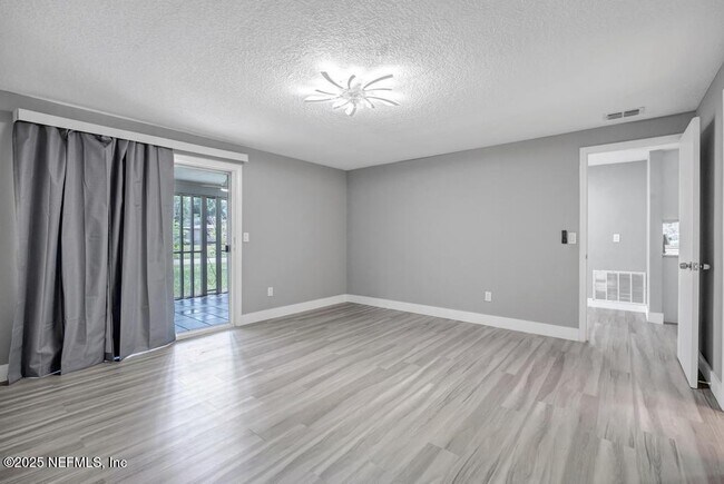 Building Photo - 1215 Bluehill Dr N