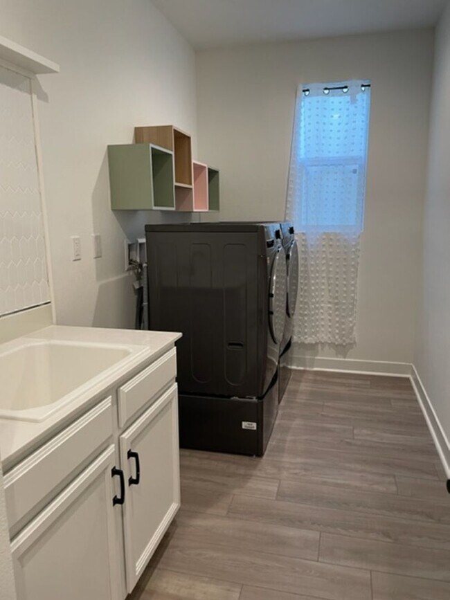 Building Photo - Stunning 3 bedroom 3 bath home in the Grea...