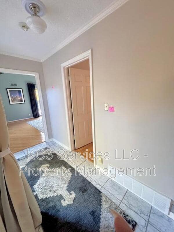 Building Photo - 615 E 101st Ter