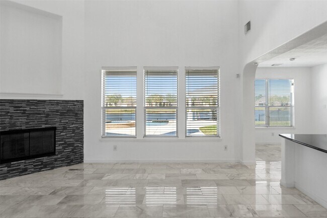 Building Photo - 1922 Lake Grayson Dr