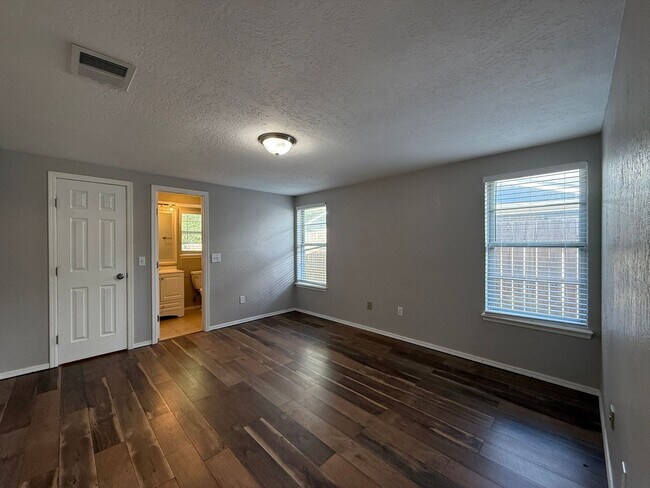 Building Photo - Convenience and Charm Meet! 4 bedroom