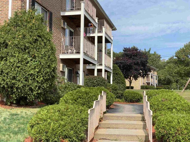Building Photo - 385 Huse Rd