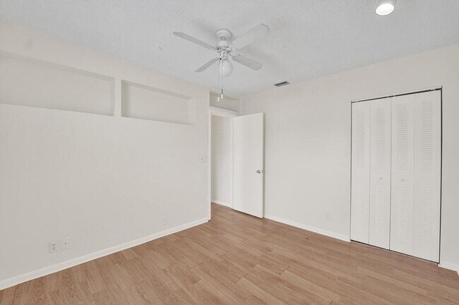 Building Photo - 3 BR / 3 BA + Patio + Parking AVAIL 8/1