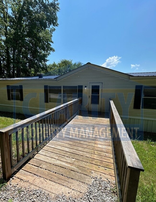 Building Photo - 3 Bed, 2 Bath Home in Peaceful Setting