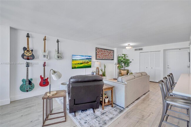 Building Photo - 2655 Collins Ave