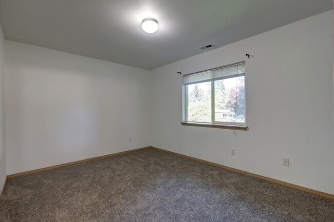 Building Photo - Charming 3 Bedroom Home Nestled Among the Trees in Bonney Lake – Spacious & Private