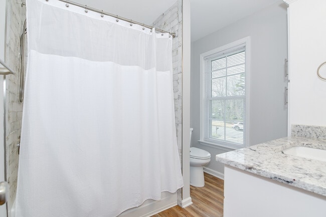 Building Photo - 4117 Knollcrest Cir N