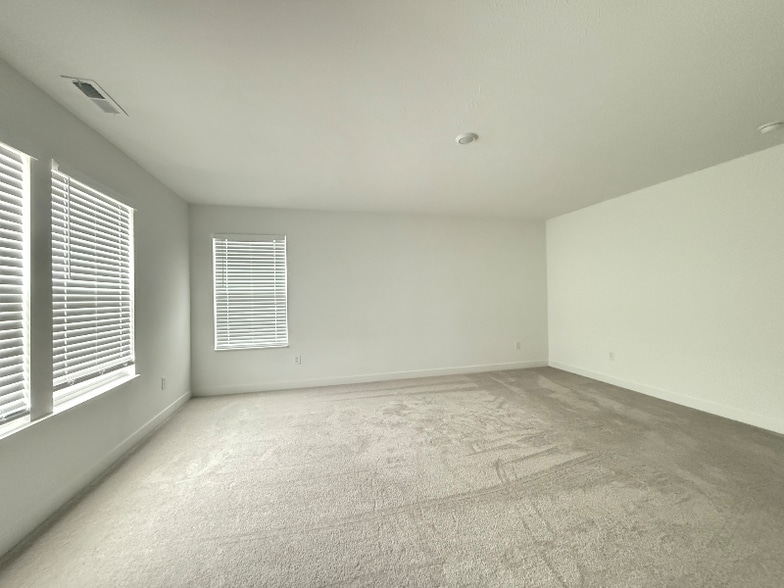 Building Photo - 2791 Linwood Ave