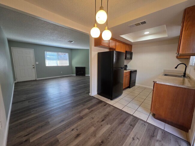 Building Photo - Gareth Ln - Triplex